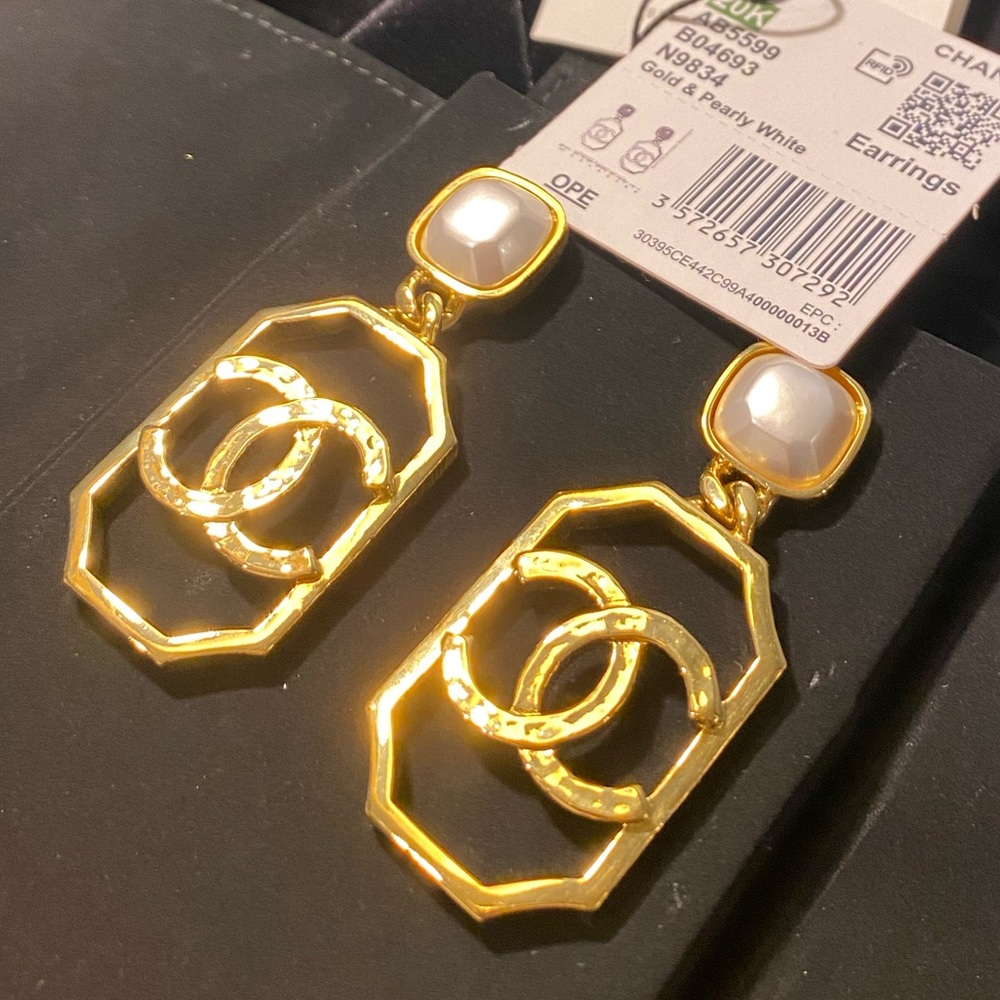 CC CHANEL PEARL GOLDEN EARRINGS